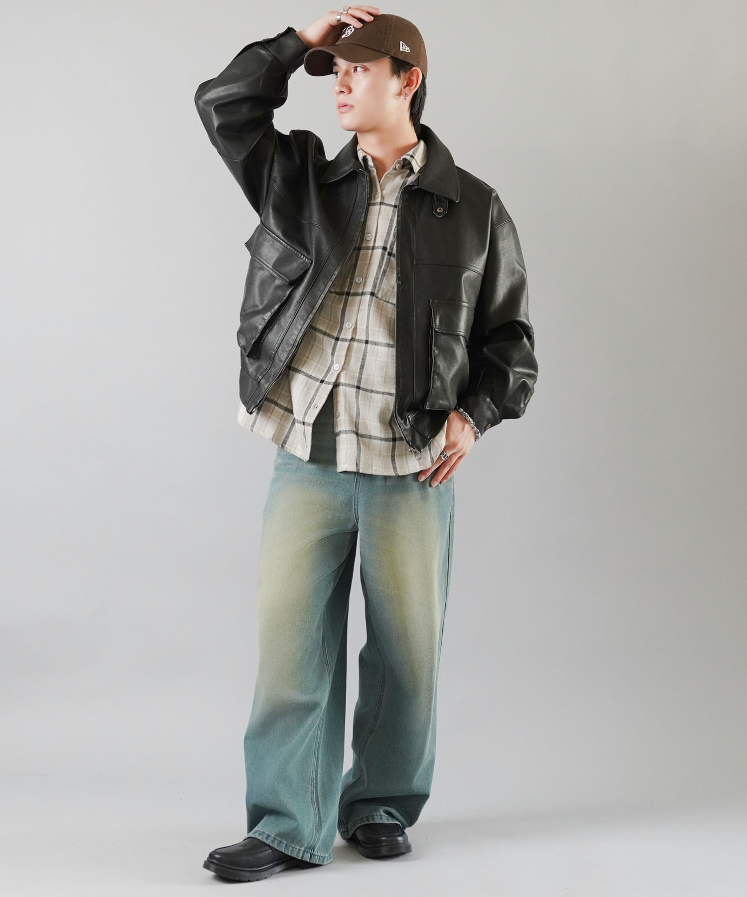 秋冬ストリートファッション！フェイクレザージャケットを使った  