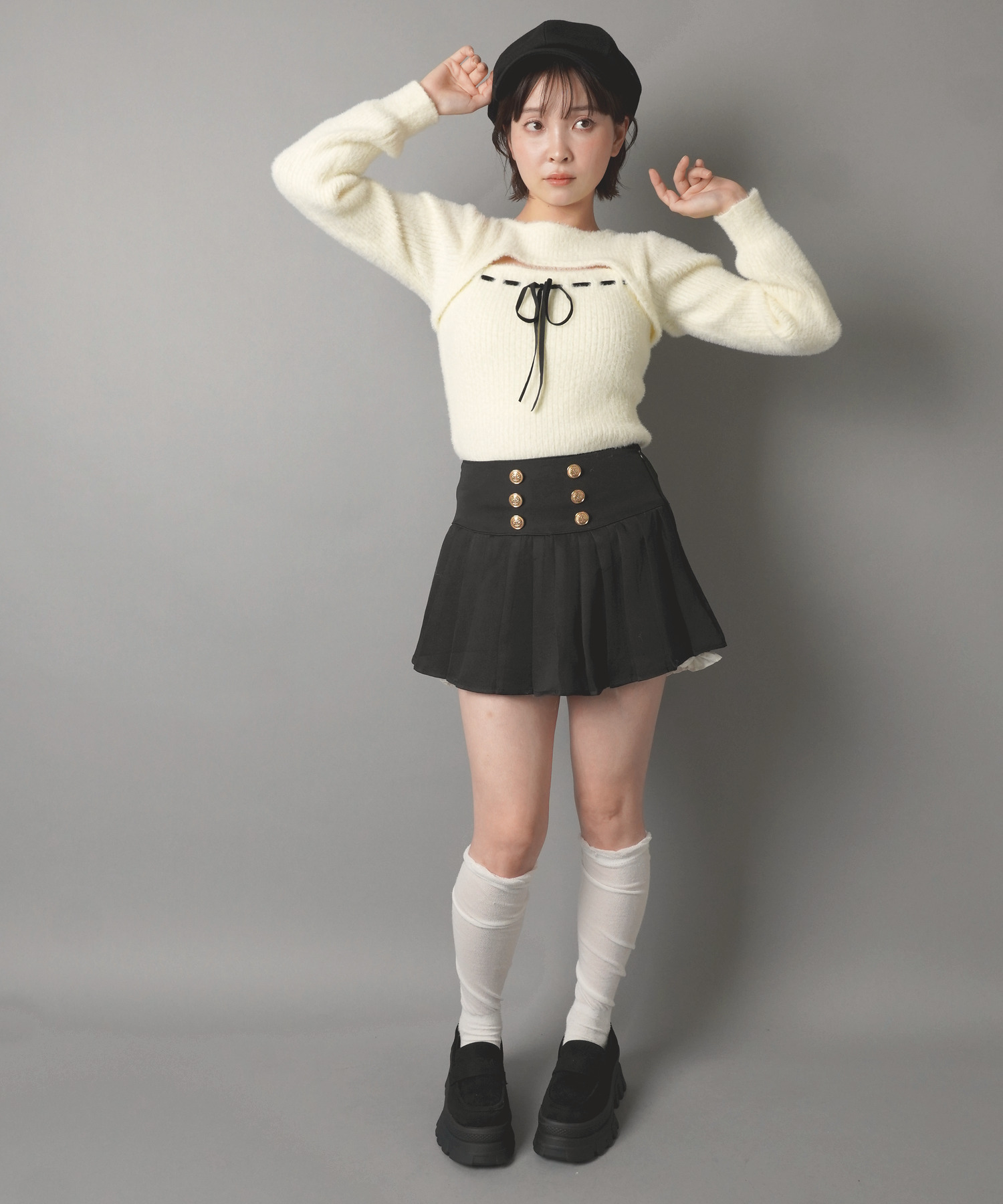 韓国ガーリー コーデ｜フロント開きリボンニットと黒プリーツミニ